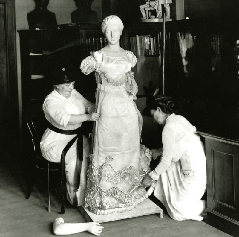 Мотыги и Джулиан-Джеймс одевают манекен в платье от Луизы Кэтрин Адамс