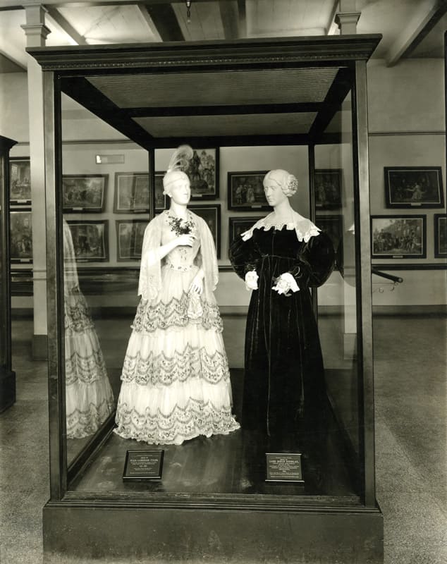 Первые женские платья, представленные на выставке «  Коллекция исторических костюмов» , около 1930 г.