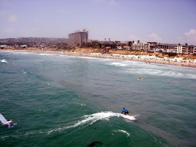 Серфинг - отличная возможность для развлечений в Сан-Диего.