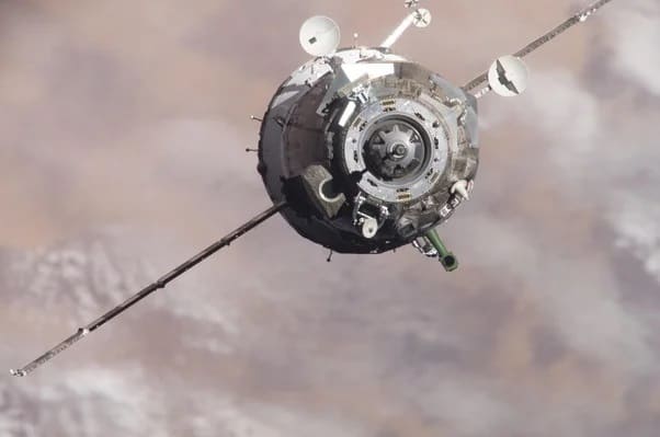 Российский корабль "Союз", на борту которого находится экипаж 16-й экспедиции, готовится к стыковке с Международной космической станцией.