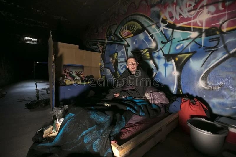 Тысячи неучтённых бездомных живут в подземельях (ливнёвки) Лас Вегаса.