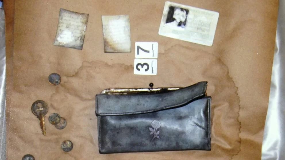 Водительские права, кошелек и другие вещи Шерил Миллер были возвращены после того, как автомобиль был обнаружен.