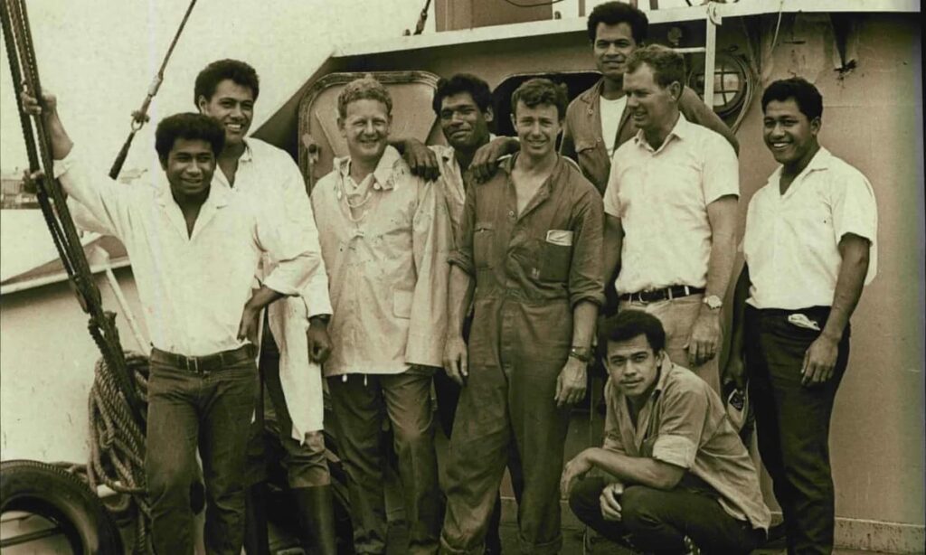 Мистер Питер Уорнер, третий слева, со своей командой в 1969 году, включая выживших из Аты