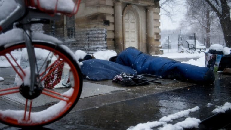 Бездомные на снегу