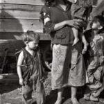 Мать и ребенок из семьи из девяти человек, живущих в поле на шоссе 70 США в Теннесси, недалеко от реки Теннесси