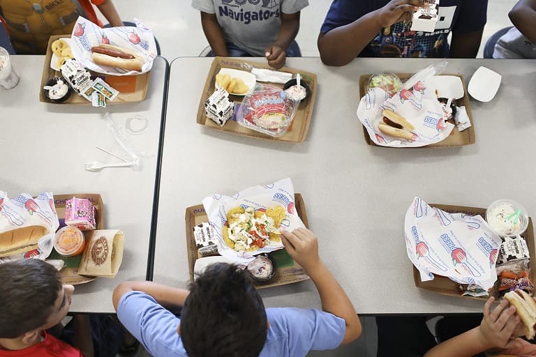Американские школы говорят, что дети голодны