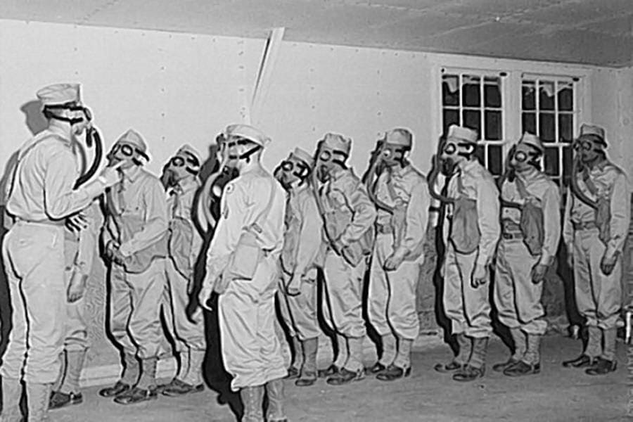 Отряд солдат из Нью-Йорка выстраивается в очередь в ожидании приказа войти в газовую камеру. Оказавшись внутри, на них распыляли горчичный газ, и иногда мужчинам приказывали снять маски.