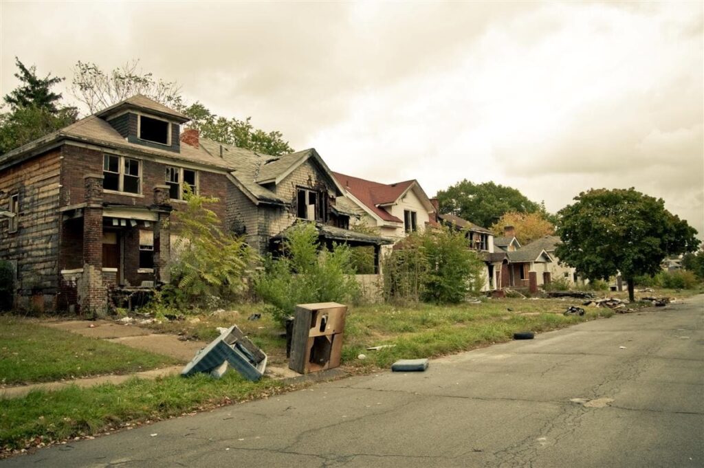 Относительно низкая стоимость домовладения в Детройте является пережитком промышленного бума 20-го века, говорит Axios профессор урбанистики и планирования штата Уэйн Джефф Хорнер.