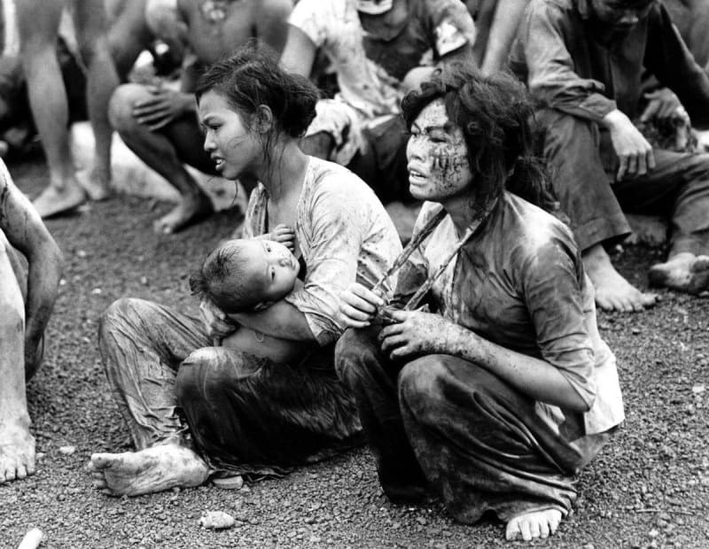 После бомбёжки. Вьетнам, 1965