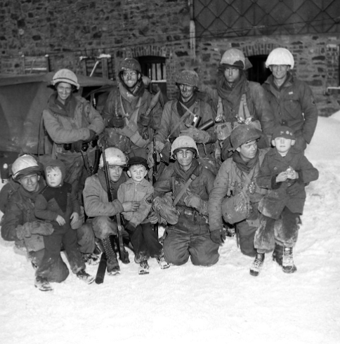 Американские войска с бельгийскими детьми, Битва за Балдж.