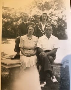 1930 Дора Зоммер Фишер (бабушка автора), Пол Фишер, Руди и Хейзел Фишер. 