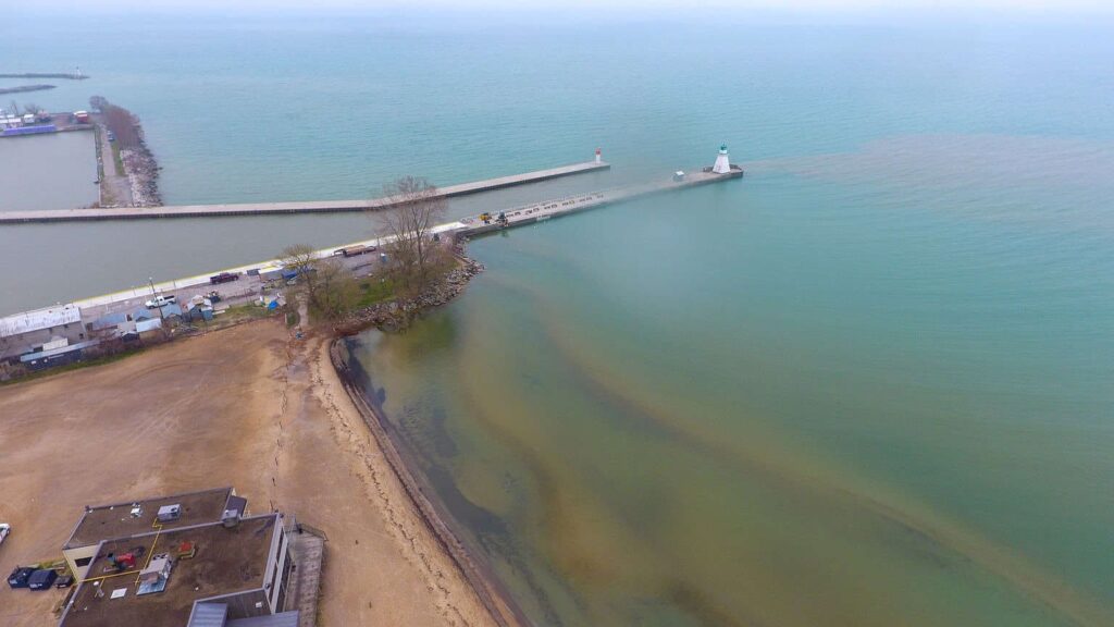а этом снимке с воздуха видно, как загрязненная нефтью вода попадает в озеро Эри со сталелитейных заводов в Нантикоке.