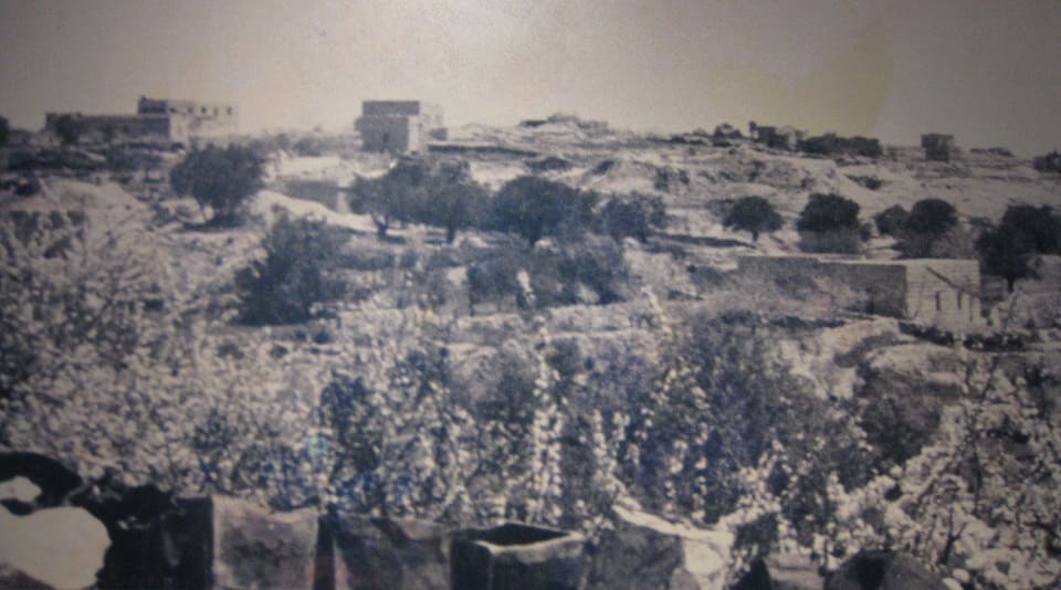 Дейр-Яси́н (ивр. ‏דיר יאסין‏‎, араб. دير ياسين‎) — бывшая арабская деревня в Палестине в 5 км западнее Иерусалима.