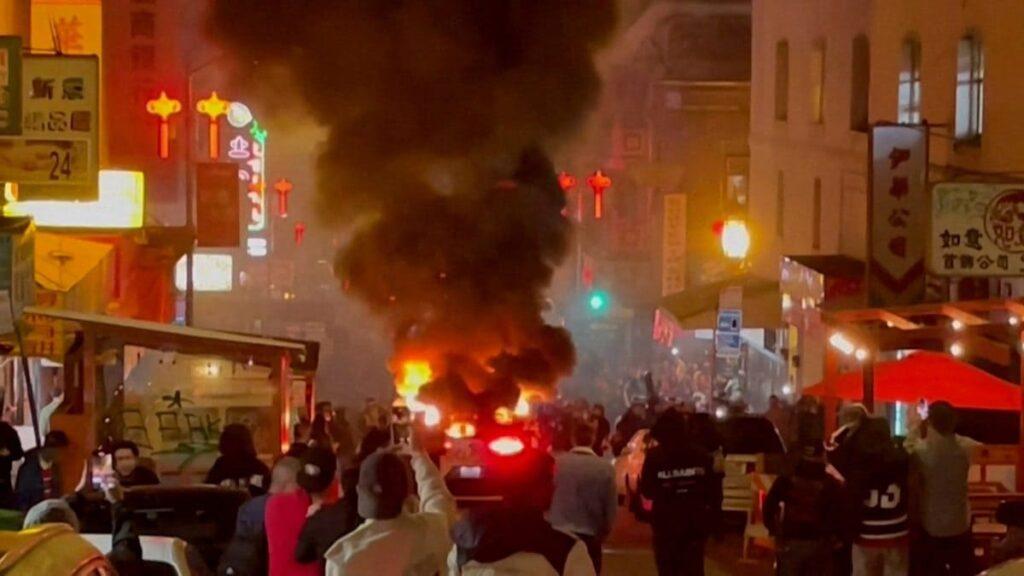 Толпа дикарей подожгла беспилотный автомобиль Waymo в Сан-Франциско