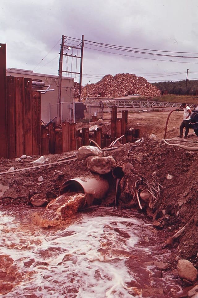 Выбросы с бумажной фабрики в Джее, штат Мэн, 1973 год.